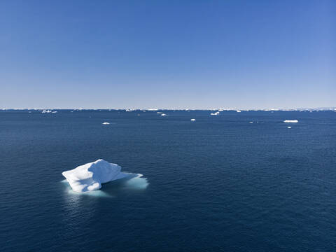 Schmelzendes Polareis auf dem sonnigen weiten blauen Atlantik Grönland, lizenzfreies Stockfoto