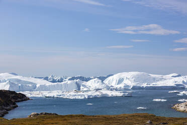 Majestätische Gletschereisberge am sonnigen, abgelegenen Atlantik Grönlands - HOXF05801