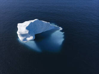 Drone Punkt der Ansicht majestätischen Eisberg auf sonnigen blauen Atlantik Grönland - HOXF05803