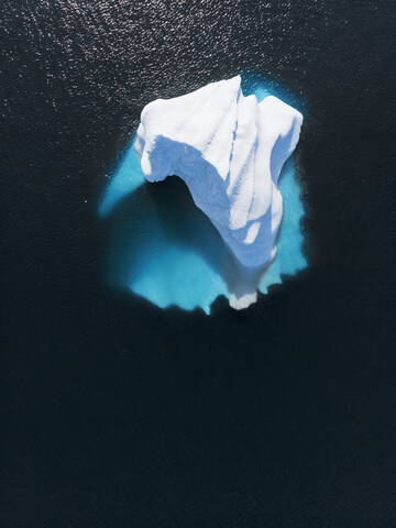 Luftaufnahme majestätischen Eisberg über sonnigen blauen Atlantik Grönland, lizenzfreies Stockfoto