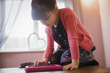 Neugieriges Mädchen mit digitalem Tablet - HOXF05974