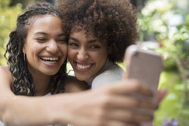 Glücklich spielerisch junge Frauen Freunde nehmen selfie mit Kamera-Handy - HOXF06064