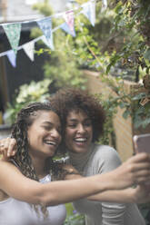 Glücklich sorglos junge Frauen Freunde nehmen Selfie mit Kamera-Handy - HOXF06076