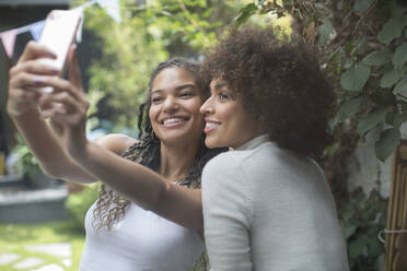 Schöne junge Frauen Freunde nehmen Selfie mit Kamera-Handy - HOXF06100