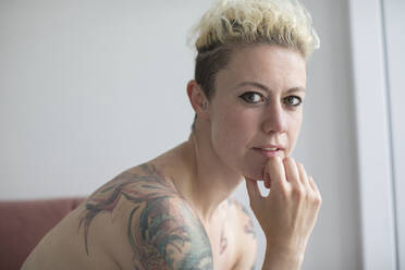 Porträt selbstbewusste schöne Frau mit Tattoos - HOXF06119