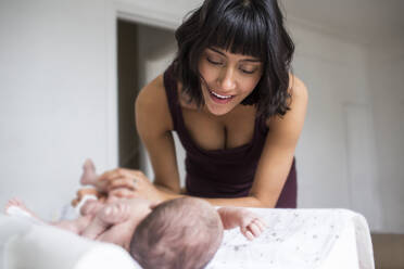 Glückliche Mutter beobachtet neugeborenes Baby Sohn - HOXF06214