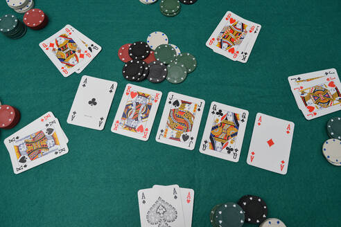 High Angle View of Karten mit Glücksspiel-Chips auf dem Tisch - EYF01566