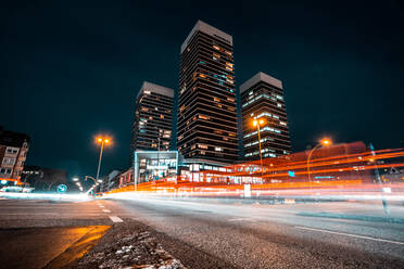 Lichtspuren auf der nächtlichen Stadtstraße - EYF01598