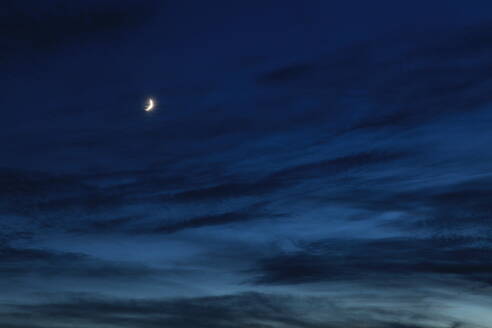 Low Angle Ansicht des Mondes in den Himmel bei Nacht - EYF01607