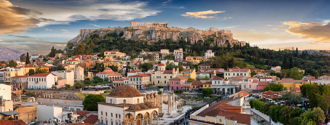 Monastiraki-Platz und Plaka gegen den Himmel bei Sonnenuntergang - EYF01611