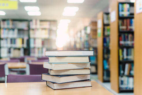 Stapel von Büchern auf dem Tisch in der Bibliothek - EYF01629