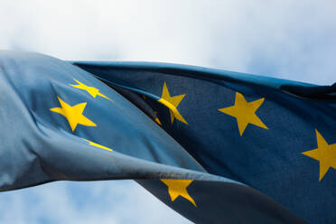 Nahaufnahme der Flagge der Europäischen Union gegen den Himmel - EYF01633