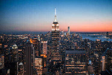 High Angle View of Illuminated Empire State Building und Stadt gegen klaren blauen Himmel bei Nacht - EYF01665