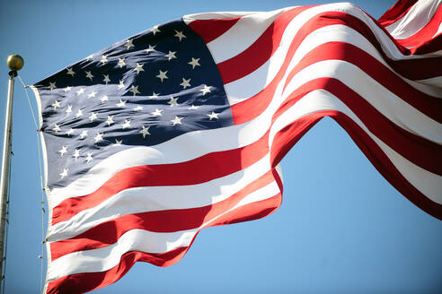 Low Angle View of American Flag Flattering gegen klaren Himmel - EYF01685