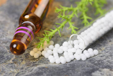 Nahaufnahme von homöopathischen Arzneimitteln - EYF01729