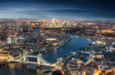 High Angle View of Tower Bridge über die Themse in beleuchteten Stadt bei Nacht - EYF01734