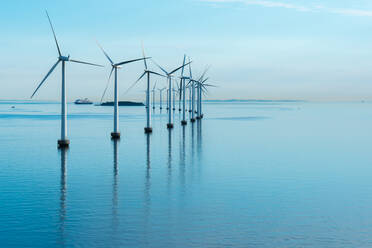 Windmühlen auf dem Meer gegen den Himmel - EYF01765