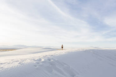 Frau geht in weißen Sanddünen spazieren - MINF14308