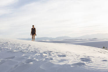 Frau geht in weißen Sanddünen spazieren - MINF14309