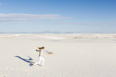 A teenage girl dancing in the dunes, - MINF14317