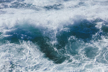 Aufgewühltes Meerwasser und Wellen, hoher Blickwinkel - MINF14336