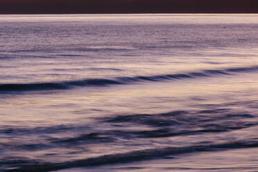 Brechende Wellen am Meeresufer - MINF14365