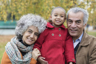 Porträt lächelnde Großeltern mit Enkelin - CAIF24529