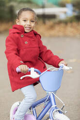 Portrait lächelndes Mädchen beim Fahrradfahren - CAIF24553