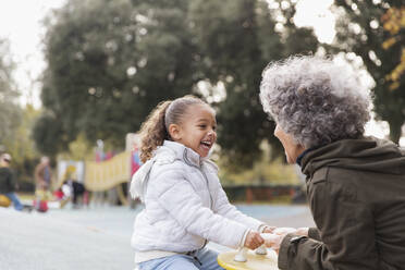 Großmutter und Enkelin spielen auf dem Spielplatz - CAIF24554