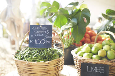 Körbe mit frischem Grün von Chilis und Limetten auf dem Bauernmarkt - CAIF24613