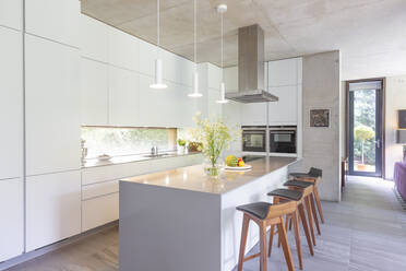 Modern white kitchen with kitchen island - CAIF24667
