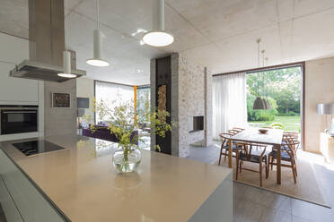 Moderne offene Küche und Esszimmer - CAIF24674