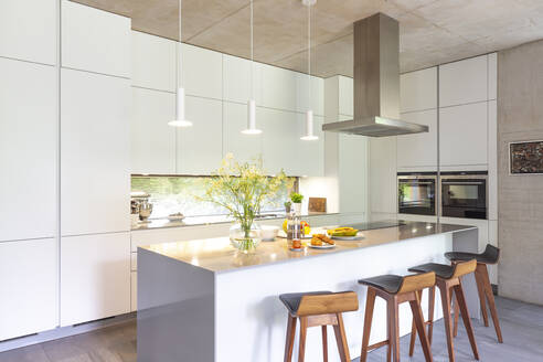 Moderne weiße Küche mit Insel - CAIF24678