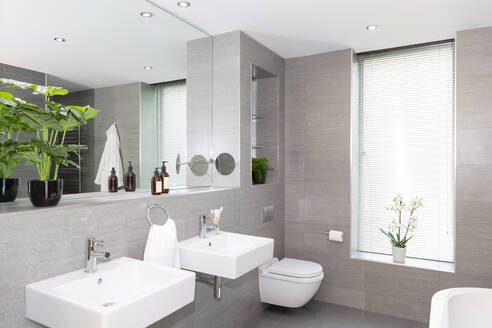 Modernes graues und weißes Badezimmer mit doppeltem Waschtisch - CAIF24692