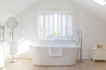 Ruhiges weißes Vorzeige-Badezimmer mit Whirlpool - CAIF24704