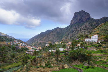 Spanien, Provinz Santa Cruz de Tenerife, Vallehermoso, Roque Cano Felsformation mit Blick auf die Stadt unten - SIEF09655