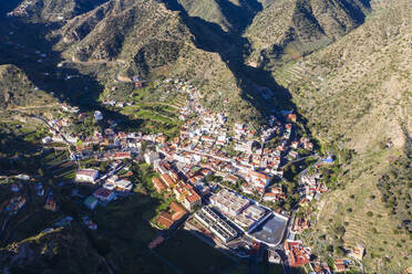 Spanien, Provinz Santa Cruz de Tenerife, Vallehermoso, Luftaufnahme der Stadt im hügeligen Tal der Insel La Gomera - SIEF09658