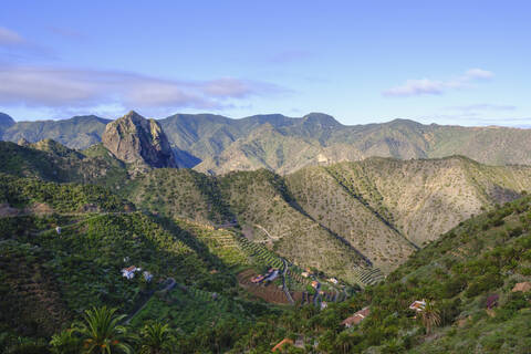 Spanien, Provinz Santa Cruz de Tenerife, Vallehermoso, Bergdorf und Felsformation Roque Cano, lizenzfreies Stockfoto