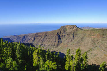 Spanien, Provinz Santa Cruz de Tenerife, Tafelberg La Fortaleza de Chipude mit einer klaren Linie über dem Atlantischen Ozean im Hintergrund - SIEF09673