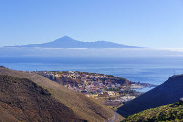 Spain, Province of Santa Cruz de Tenerife, San Sebastian de La Gomera, Coastal town with Tenerife island in distant background - SIEF09674