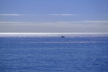 Spanien, Einsames Segelboot auf dem blauen Wasser des Atlantischen Ozeans - SIEF09675