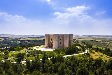 Italien, Provinz Barletta-Andria-Trani, Andria, Blick aus dem Hubschrauber auf das Castel del Monte im Sommer - AMF07927