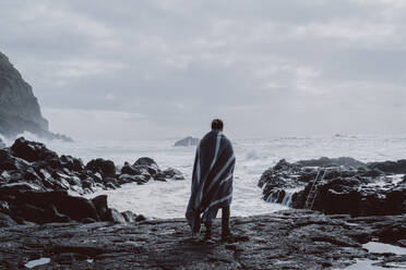 Rückansicht eines Mannes, der an der Küste steht, Insel Sao Miguel, Azoren, Portugal - AFVF05831