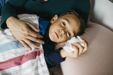 Porträt eines kranken kleinen Jungen, der im Bett liegt - JRFF04241
