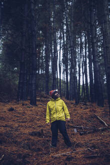 Mann stehend im Wald, Spanien - RSGF00246