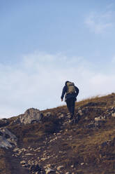 Mann geht auf einer Klippe, Bufones de Pria, Spanien - RSGF00248