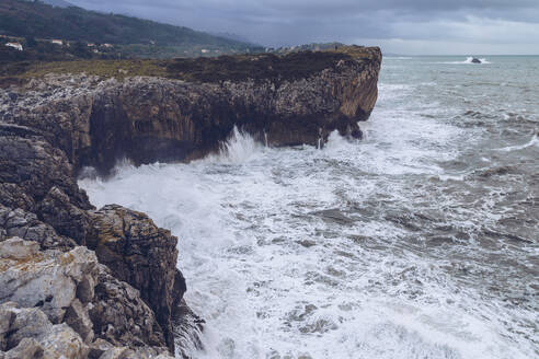 Spanien , Asturien, Bufones de Pria, Surfen an einer Klippe - RSGF00251