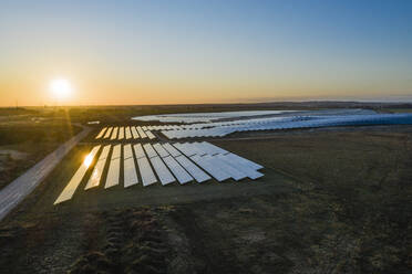 Deutschland, Mecklenburg-Vorpommern, Luttow-Valluhn, Luftaufnahme eines Solarkraftwerks bei Sonnenuntergang - TEBF00041