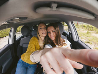 Zwei junge Frauen auf einem Road Trip - JPIF00559