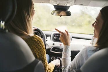 Zwei junge Frauen auf einem Road Trip - JPIF00567